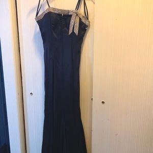 Jonathan Kayne, project runway contestant, black sleeveless floorlength gown